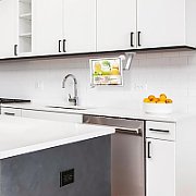 Stand tableta si Barkan T72, 7  - 14 / 18-36 cm, Greutate maxima 5.6kg, distanta maxima fata de perete 11.5 / 29 cm., Culoare: Alb.
